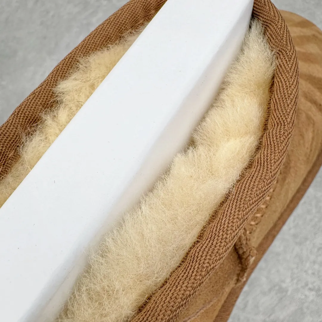 Pick up locally 💰520 UGG 5092 Classic autumn and winter sheepskin and fur integrated snow boots. All shoes are made of ZP. Longfeng A-grade Australian imported sheepskin and fur integrated brand OEM production line. Fully follow the ZP process. OEM original pattern maker. Adhering to the principle of no original shoe development and selection. Pay attention to every detail. The most authentic version on the market. TREADLITE "Light Wing" technology outsole. Light/durable/flexible/pile size: 35 36 37 38 39 40 Coding: by2936070
